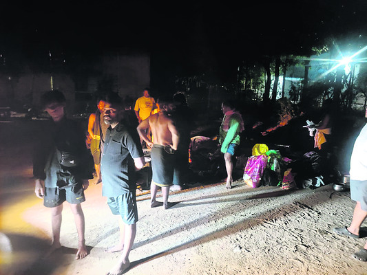 అయ్యప్ప స్వాముల మినీ బస్సుబోల్తా2