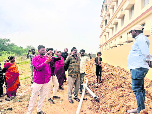 కోట్ల రూపాయల స్థలంపై కన్ను1