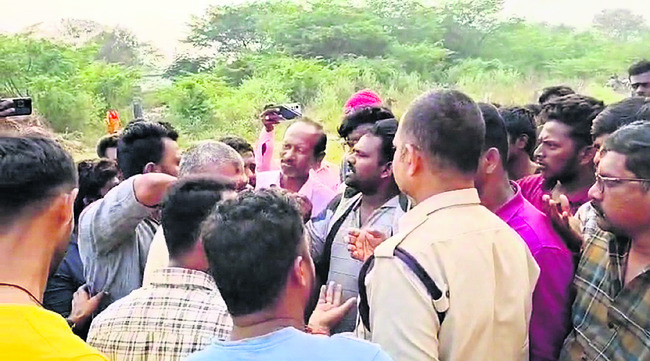 కోట్ల రూపాయల స్థలంపై కన్ను1