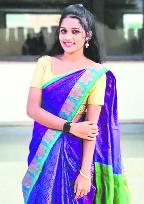 మెట్ల పైనుంచి పడి  కళాకారిణి మృతి 1