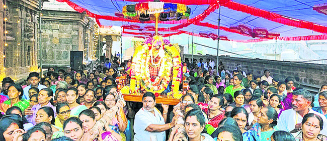 ఆధునిక కాలంలో ఎన్ని బ్యూటీ పార్లర్లు, ఫ్యాషన్స్‌ వచ్చిన1