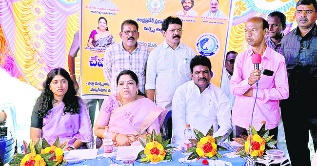 థర్మాకోల్‌ షీట్లే బోట్లు..!2