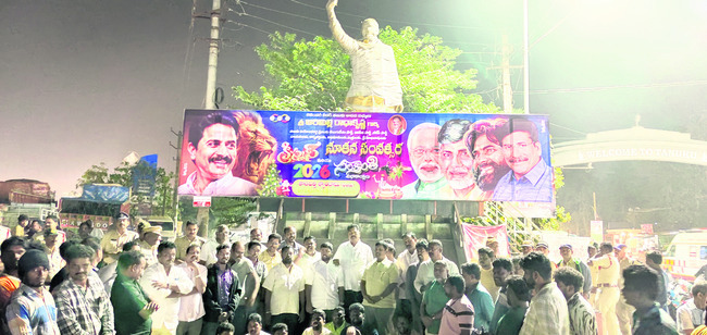 వైఎస్సార్‌ విరగహం వద్ద చంద్రబాబు ఫ్లెక్సీ 1