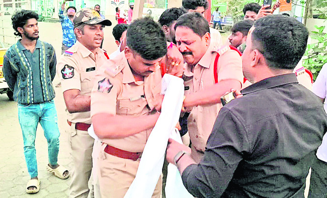 వైఎస్సార్‌ విరగహం వద్ద చంద్రబాబు ఫ్లెక్సీ 2