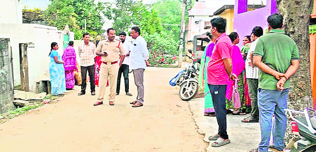 షార్ట్‌ సర్క్యూట్‌తో  పెంకుటిల్లు దగ్ధం 
1