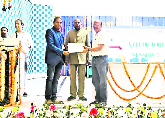 జాతీయ సదస్సులో టీచర్‌ అశోక్‌ పరిశోధన పత్రం సమర్పణ
1