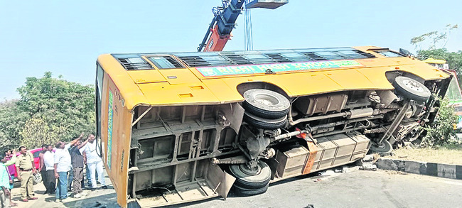  విహారయాత్రకు వెళ్తున్న కళాశాల బస్సు బోల్తా 1