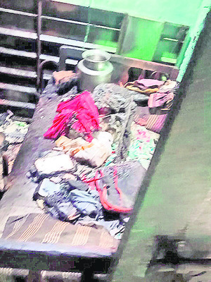 షార్ట్‌ సర్క్యూట్‌తో  పెంకుటిల్లు దగ్ధం 
3