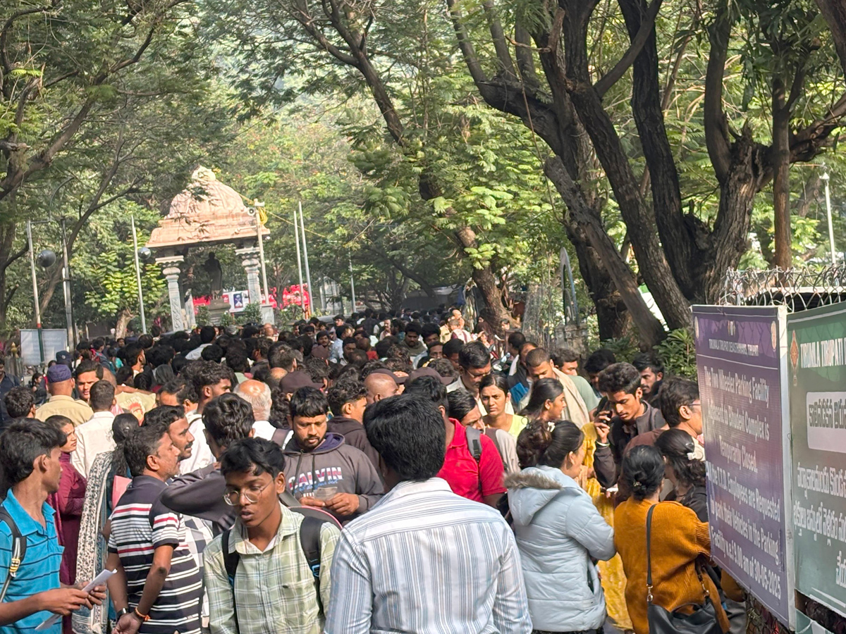 Huge Crowd At Tirumala Photos2