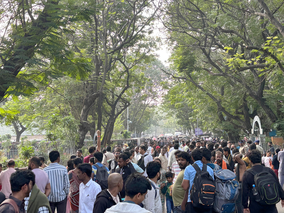 Huge Crowd At Tirumala Photos3