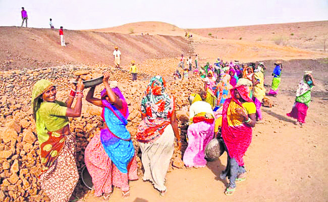 భయాందోళనలో సిబ్బంది 1