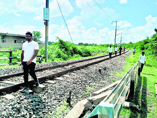 రైల్వేలైన్‌.. పరిహారం లేట్‌1