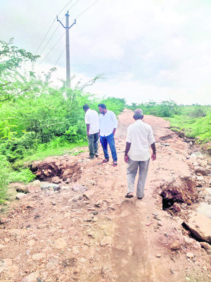 అధ్వానంగా మారిన తుమ్మిళ్ల లిఫ్ట్‌ పైప్‌లైన్‌ రోడ్డు 1