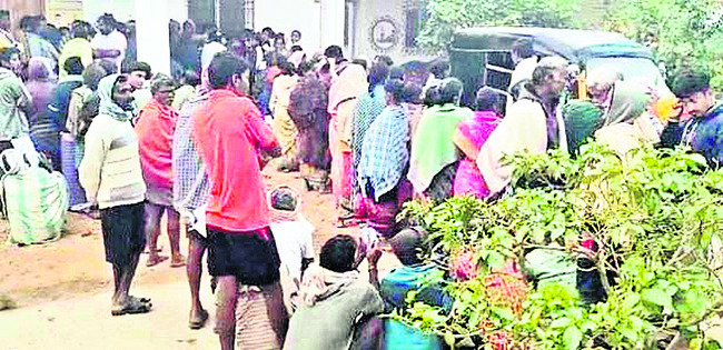 ఎరువుకోసం రైతన్న పాట్లు 1