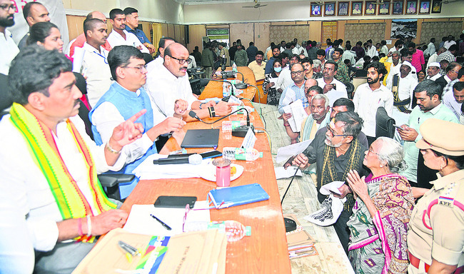 అధిక సంఖ్యలో వినతులు.. అయిన వారికే పరిష్కారాలు 1