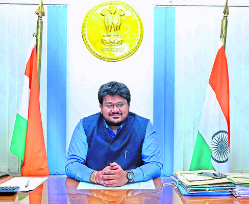 సబ్‌ కలెక్టర్‌ నారాయణ్‌ అమిత్‌కు పదోన్నతి3