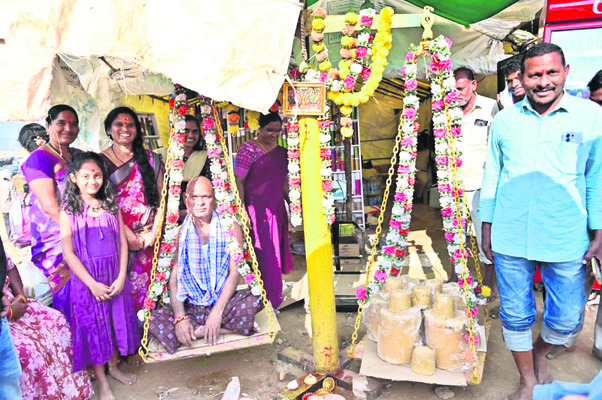 అమ్మవార్లకు మొక్కులు1