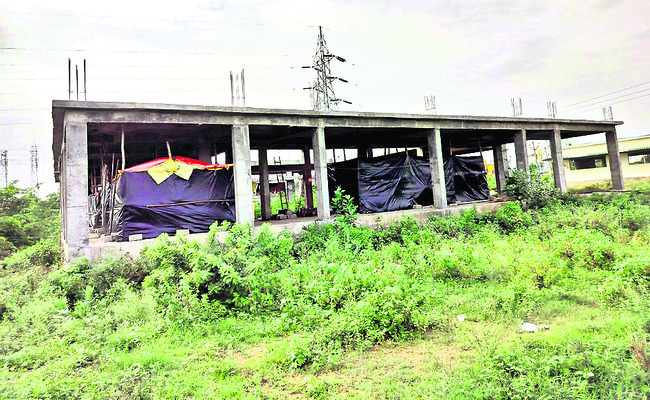 వెక్కిరిస్తున్నాయి..1