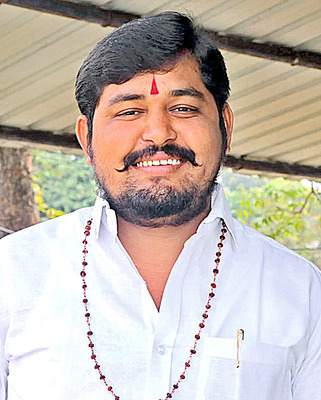 వెక్కిరిస్తున్నాయి..2