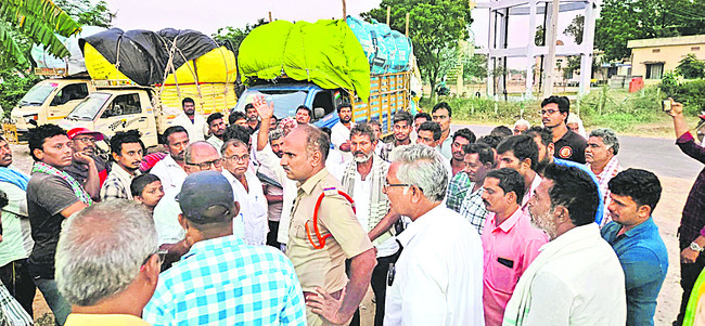 పత్తి రైతుపై క త్తి 1