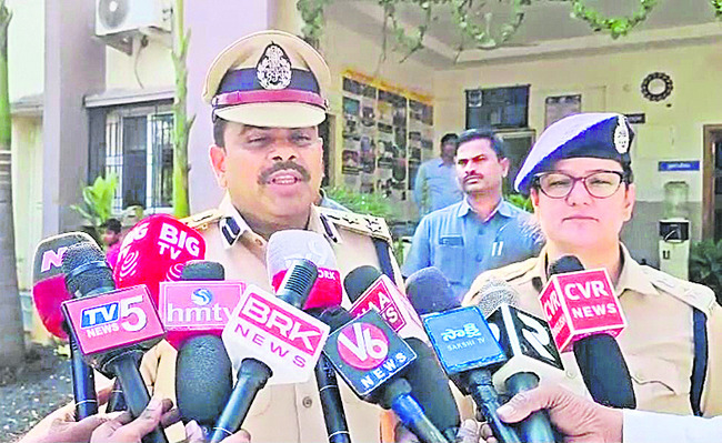 ప్రత్యర్థుల నుంచి కాపాడబోయి..1