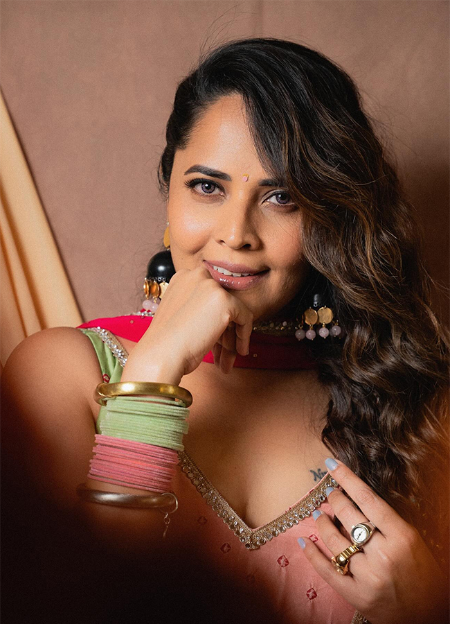 Actor Shivaji Comments : Anasuya Bharadwaj On Trending15