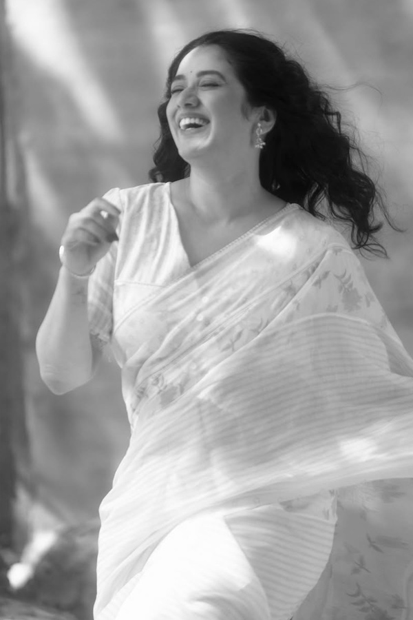 Actress Girija Oak Latest Stunning Photos2