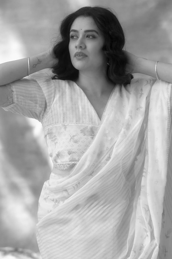 Actress Girija Oak Latest Stunning Photos4