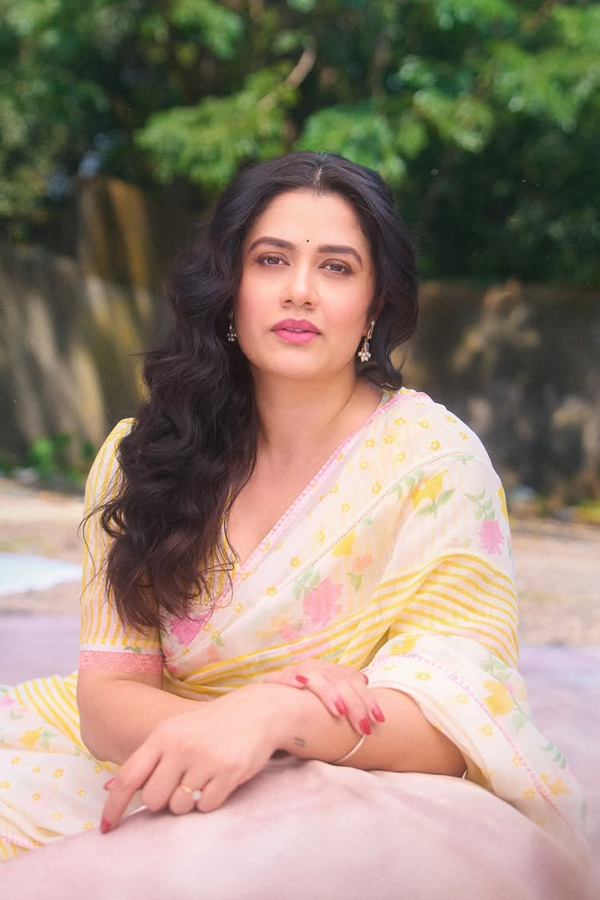 Actress Girija Oak Latest Stunning Photos9