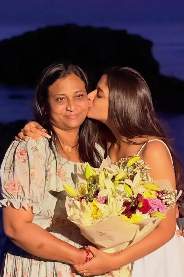 Court Movie Beauty Sridevi Birthday celebration on The Beach Photos5