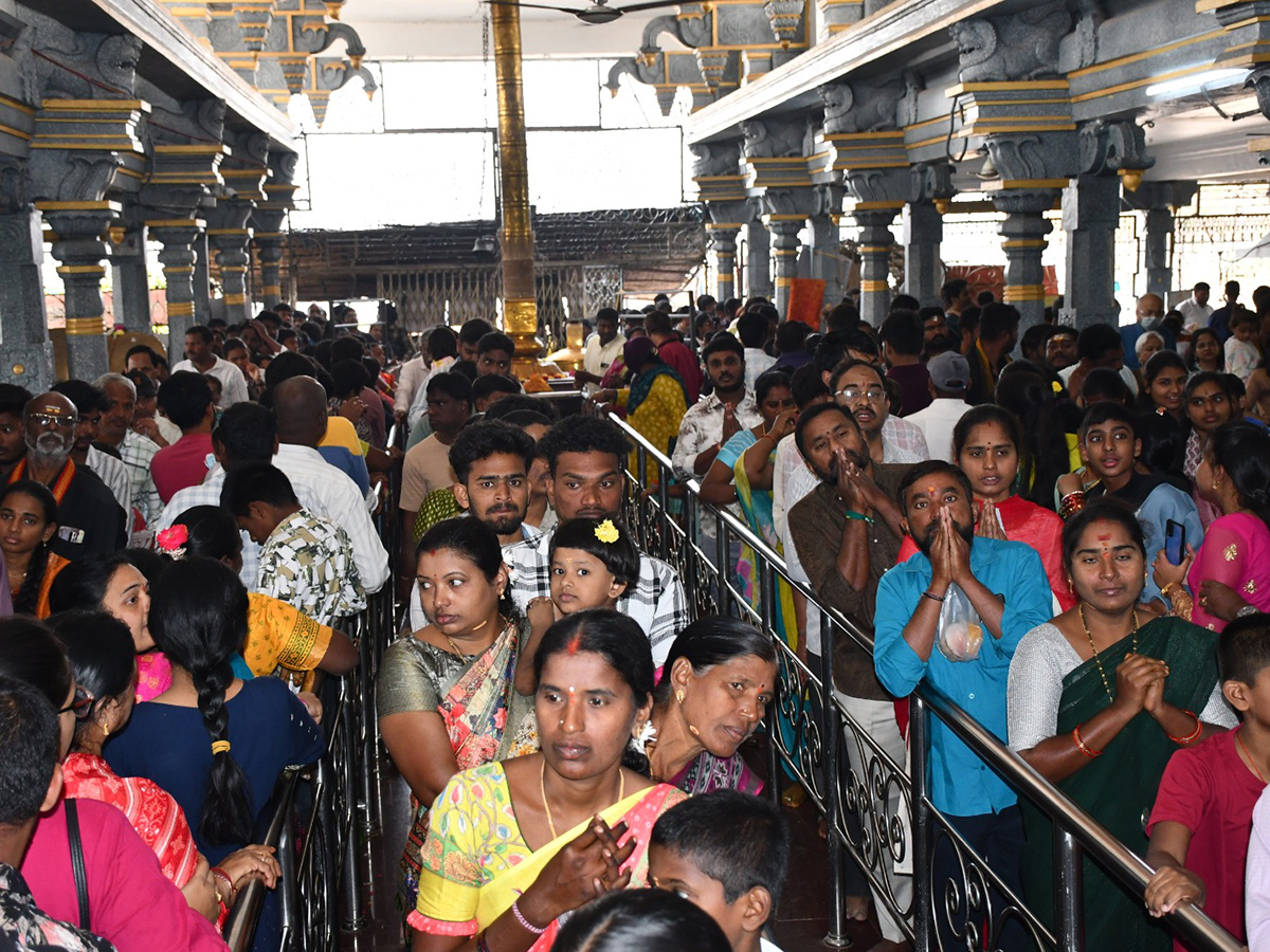Holiday Rush : Devotees Rush In Telugu States Photos10