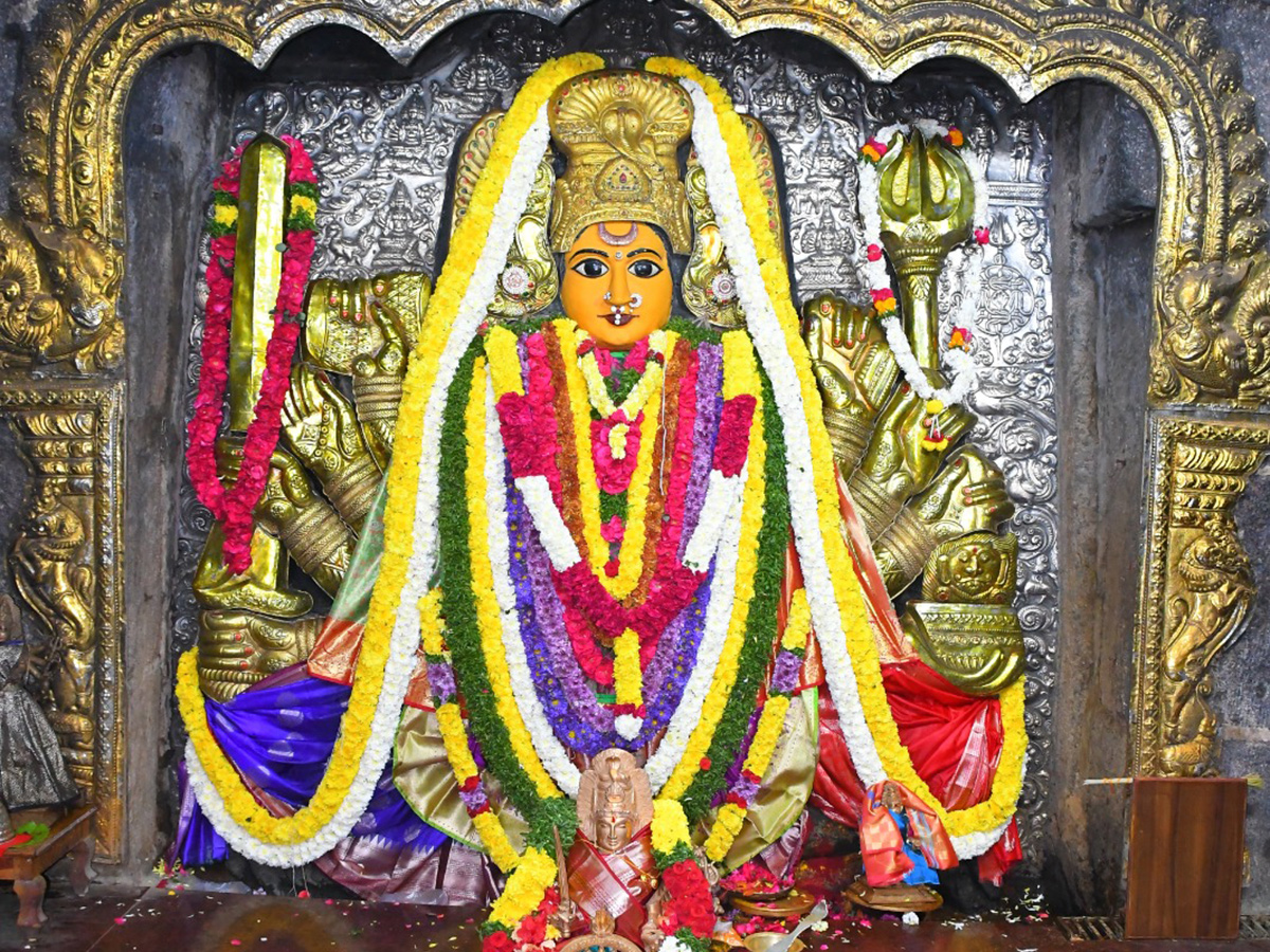 Holiday Rush : Devotees Rush In Telugu States Photos11