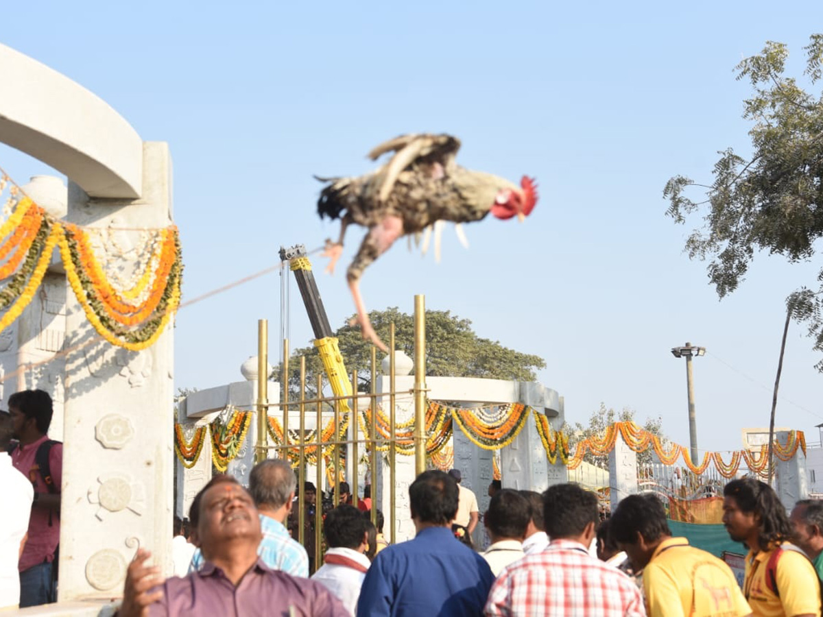 Holiday Rush : Devotees Rush In Telugu States Photos13