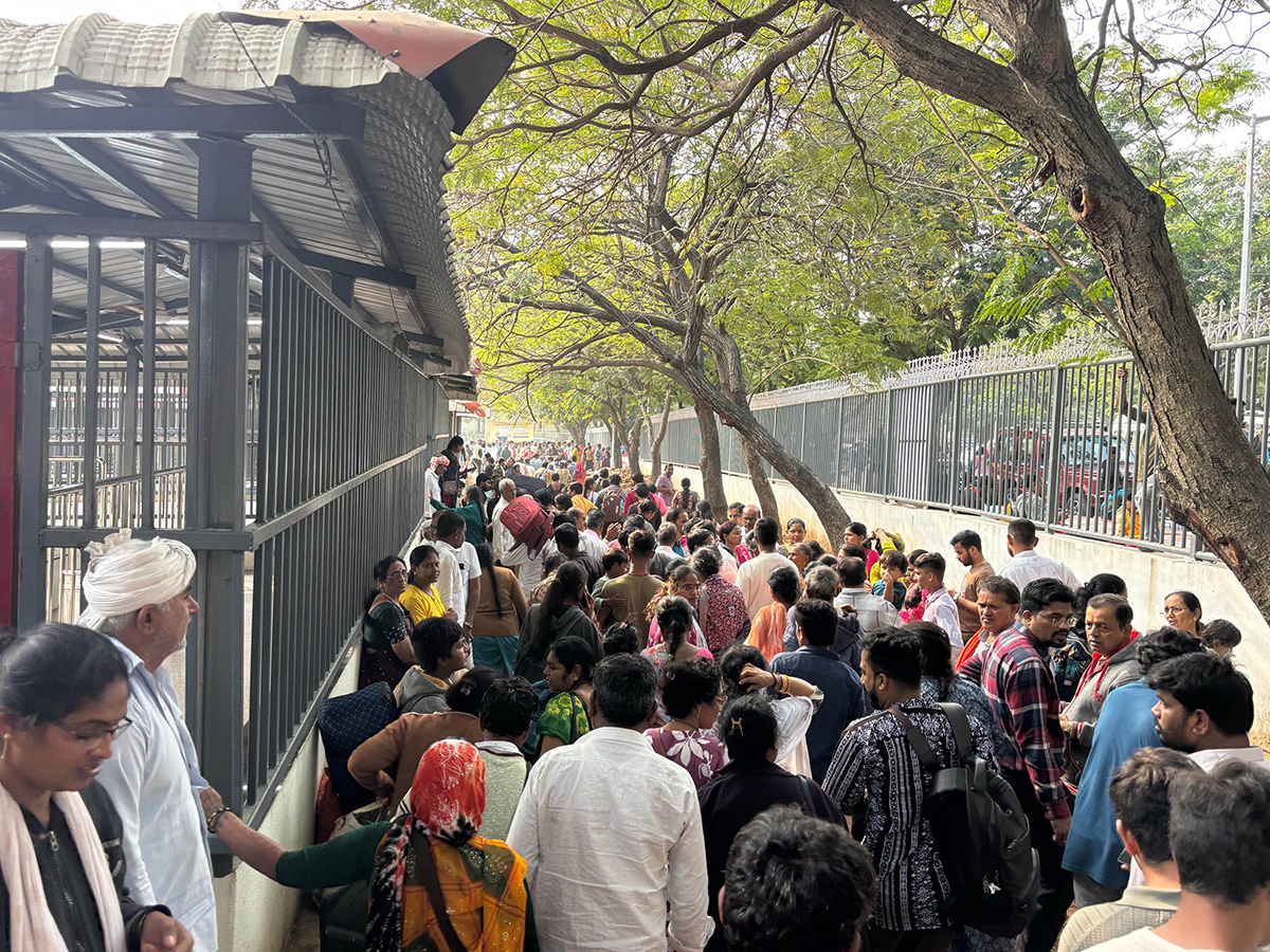 Holiday Rush : Devotees Rush In Telugu States Photos16