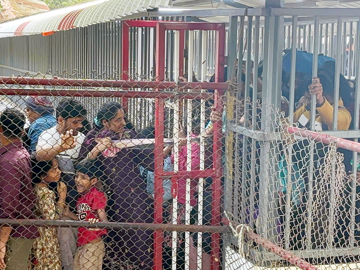 Holiday Rush : Devotees Rush In Telugu States Photos17