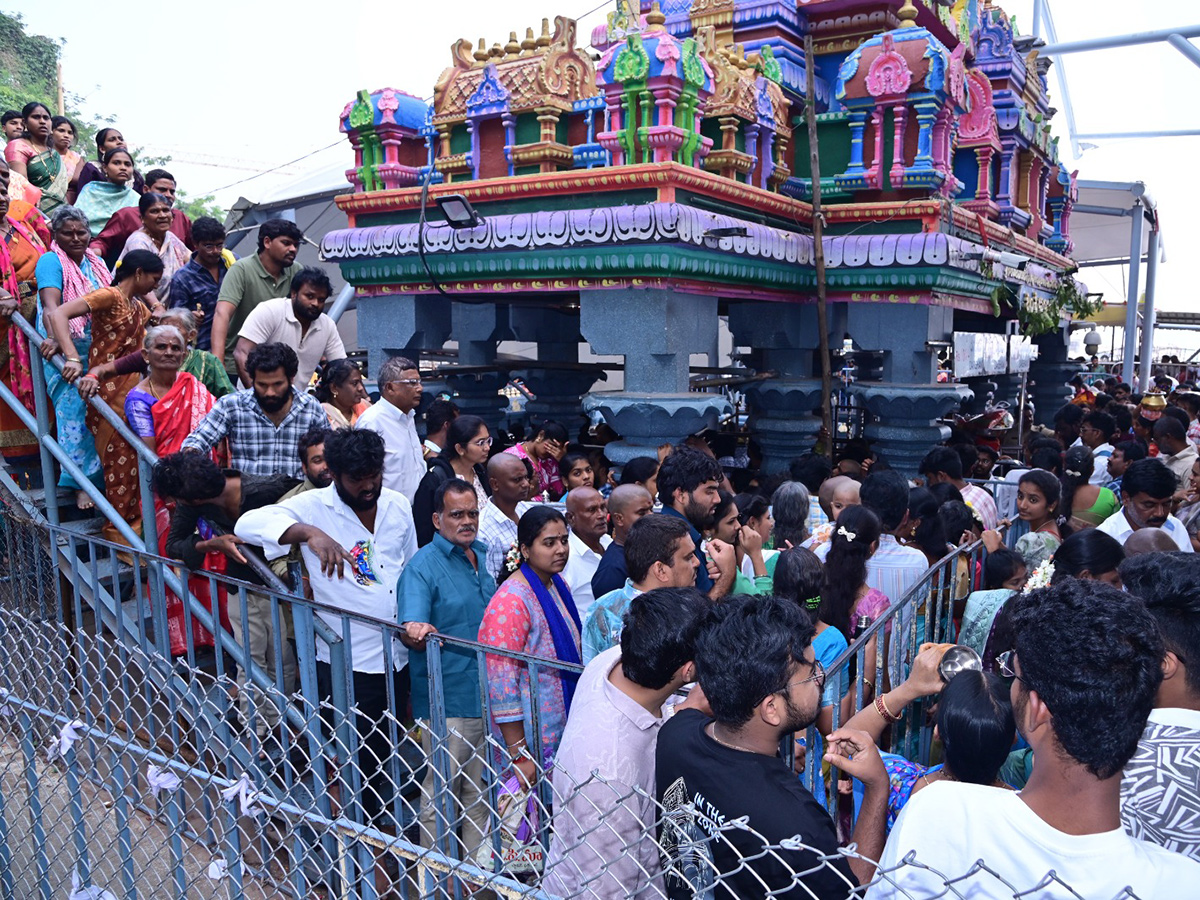 Holiday Rush : Devotees Rush In Telugu States Photos18