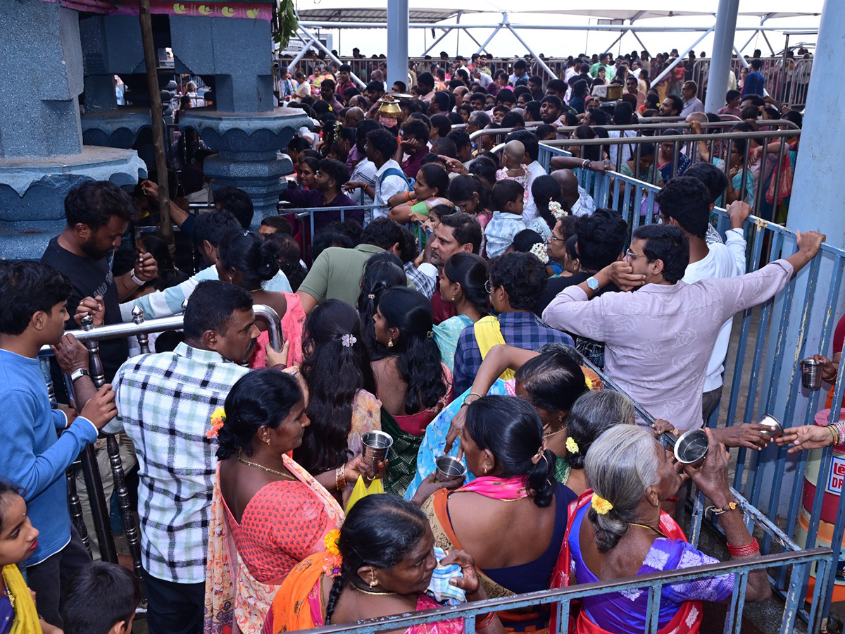 Holiday Rush : Devotees Rush In Telugu States Photos19