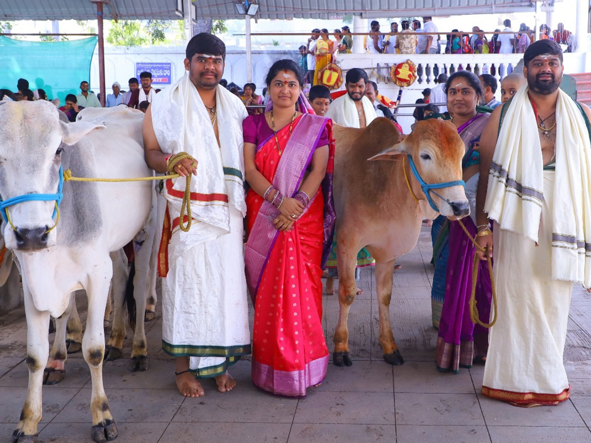 Holiday Rush : Devotees Rush In Telugu States Photos20