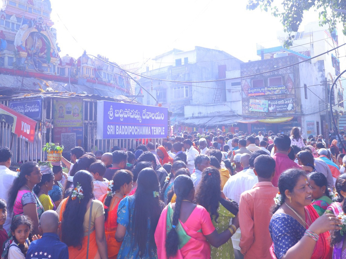 Holiday Rush : Devotees Rush In Telugu States Photos21