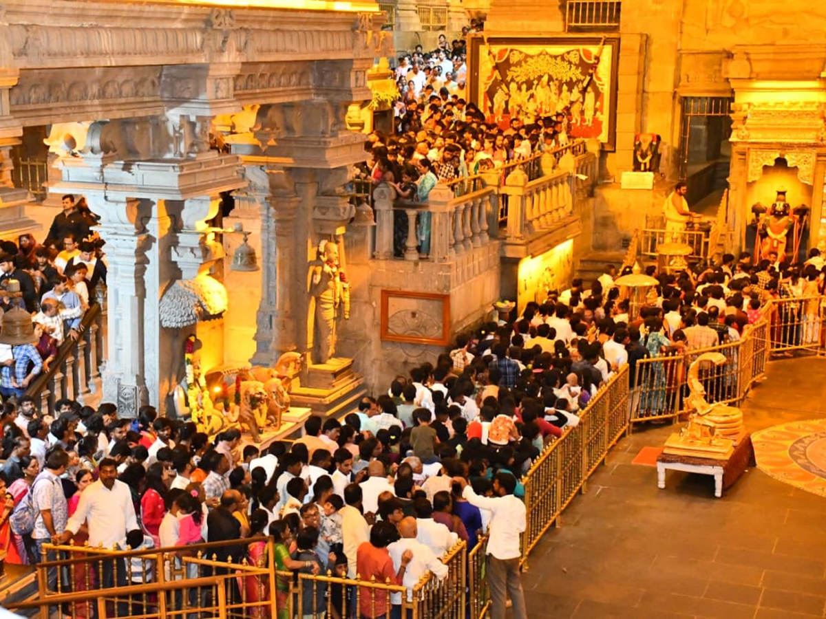 Holiday Rush : Devotees Rush In Telugu States Photos3