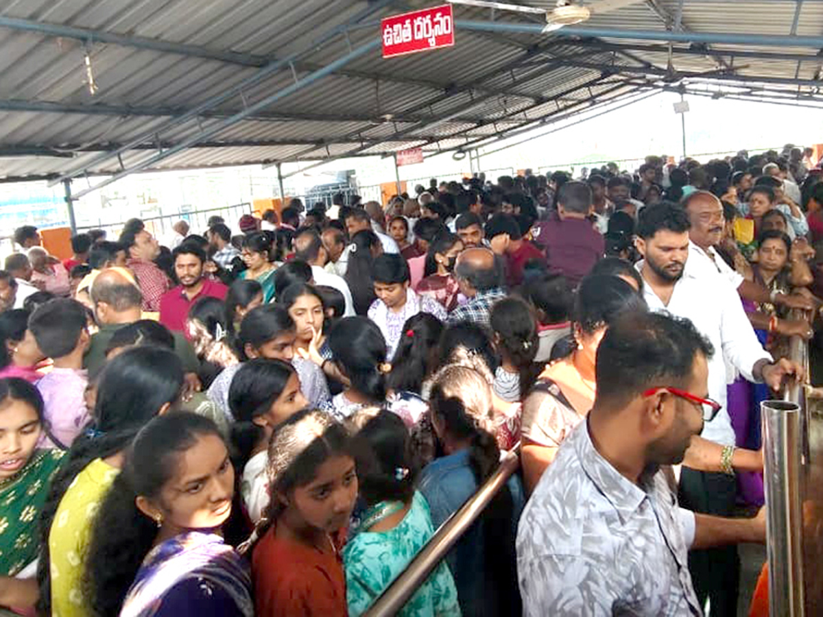 Holiday Rush : Devotees Rush In Telugu States Photos4