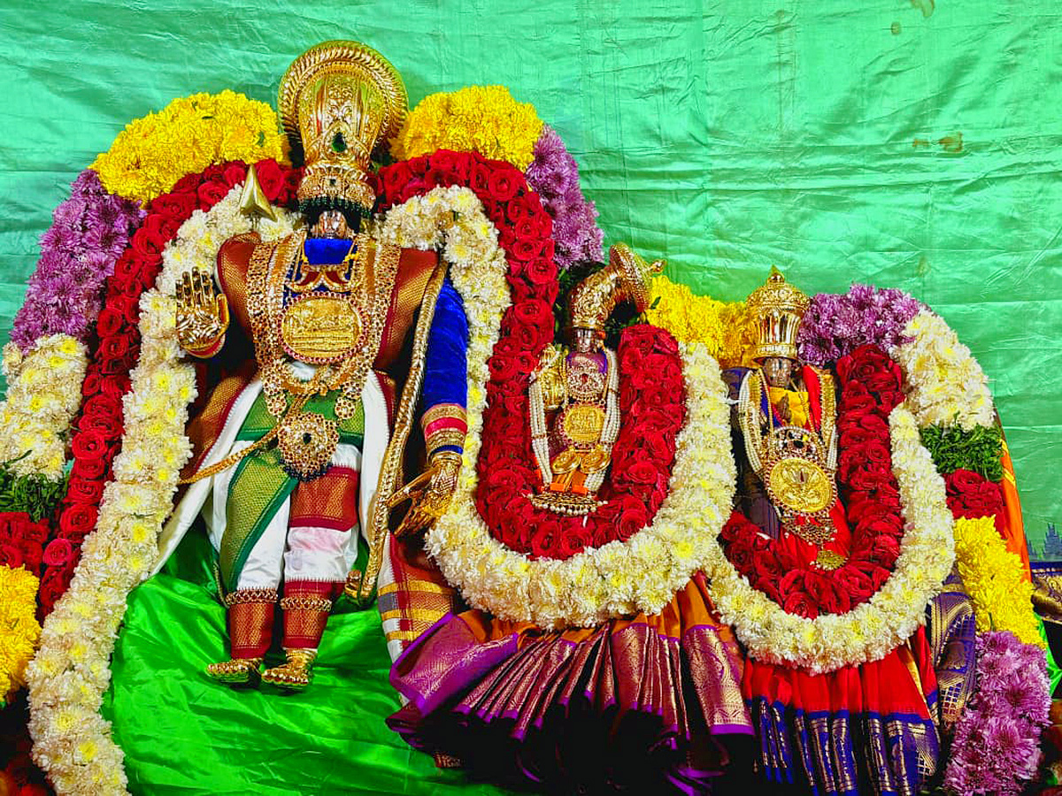 Holiday Rush : Devotees Rush In Telugu States Photos5