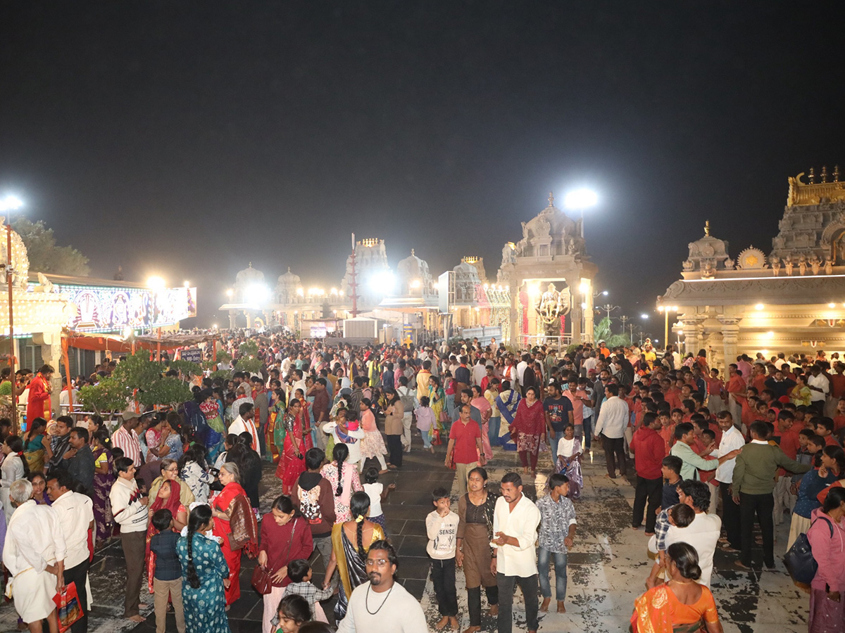 Holiday Rush : Devotees Rush In Telugu States Photos6