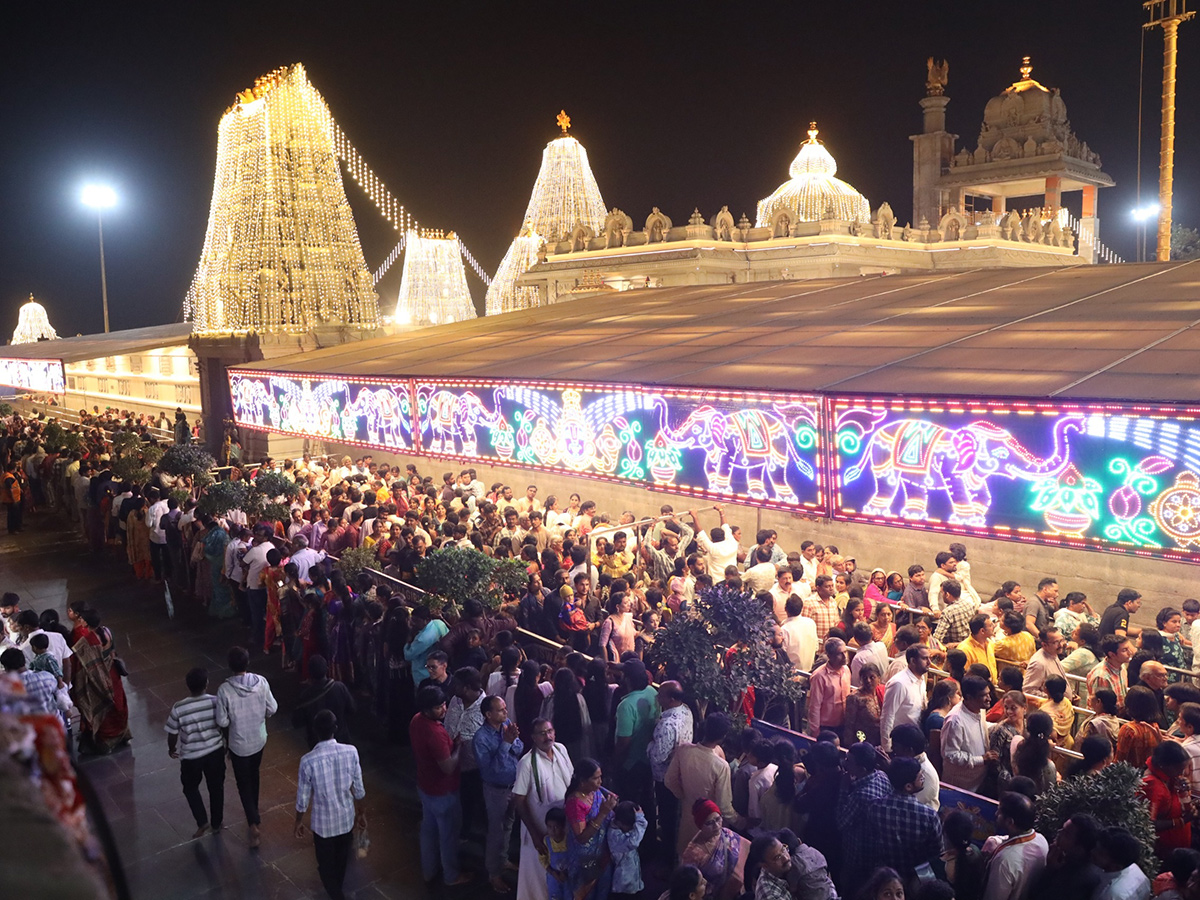 Holiday Rush : Devotees Rush In Telugu States Photos7