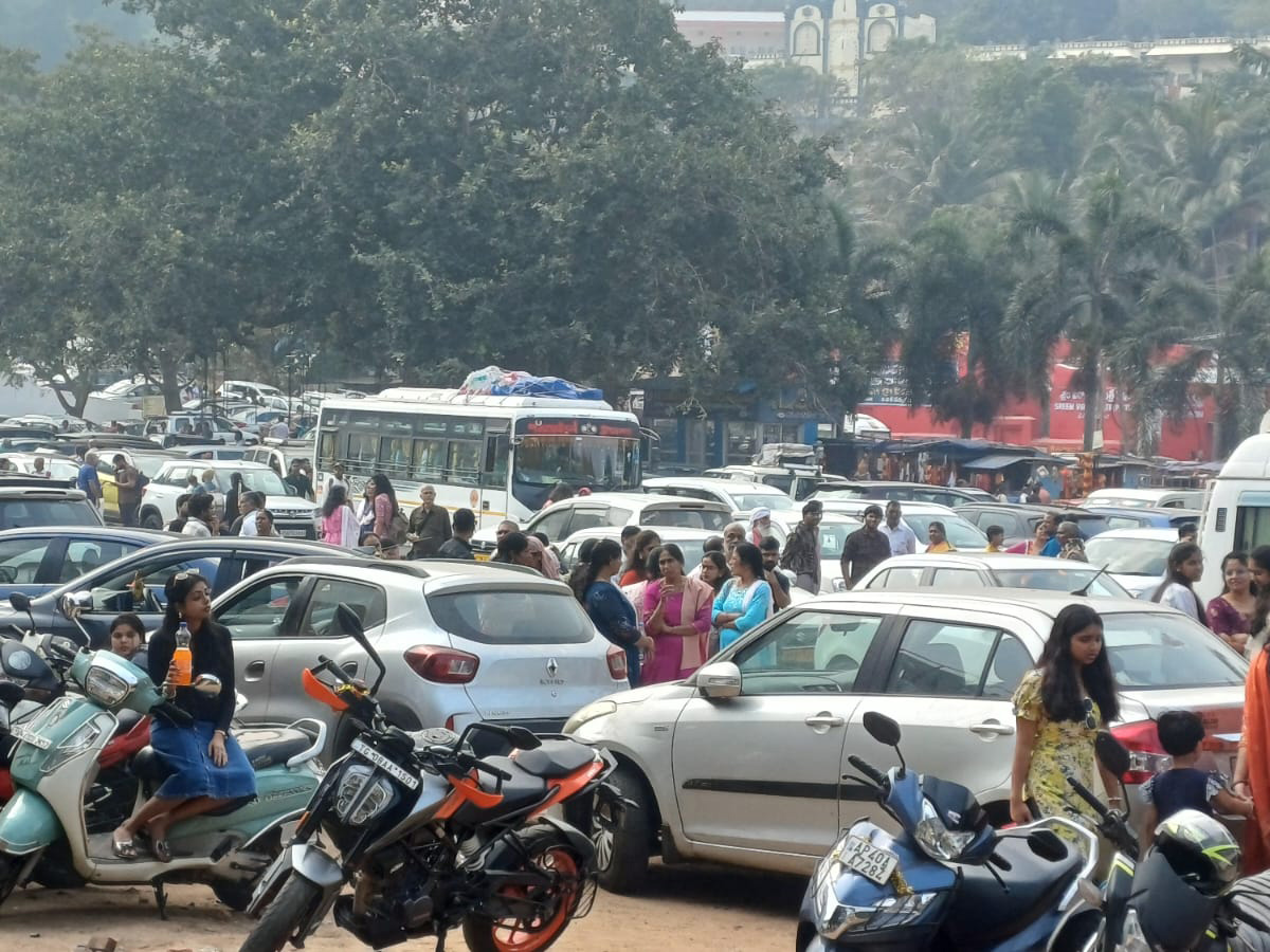 Holiday Rush : Devotees Rush In Telugu States Photos8