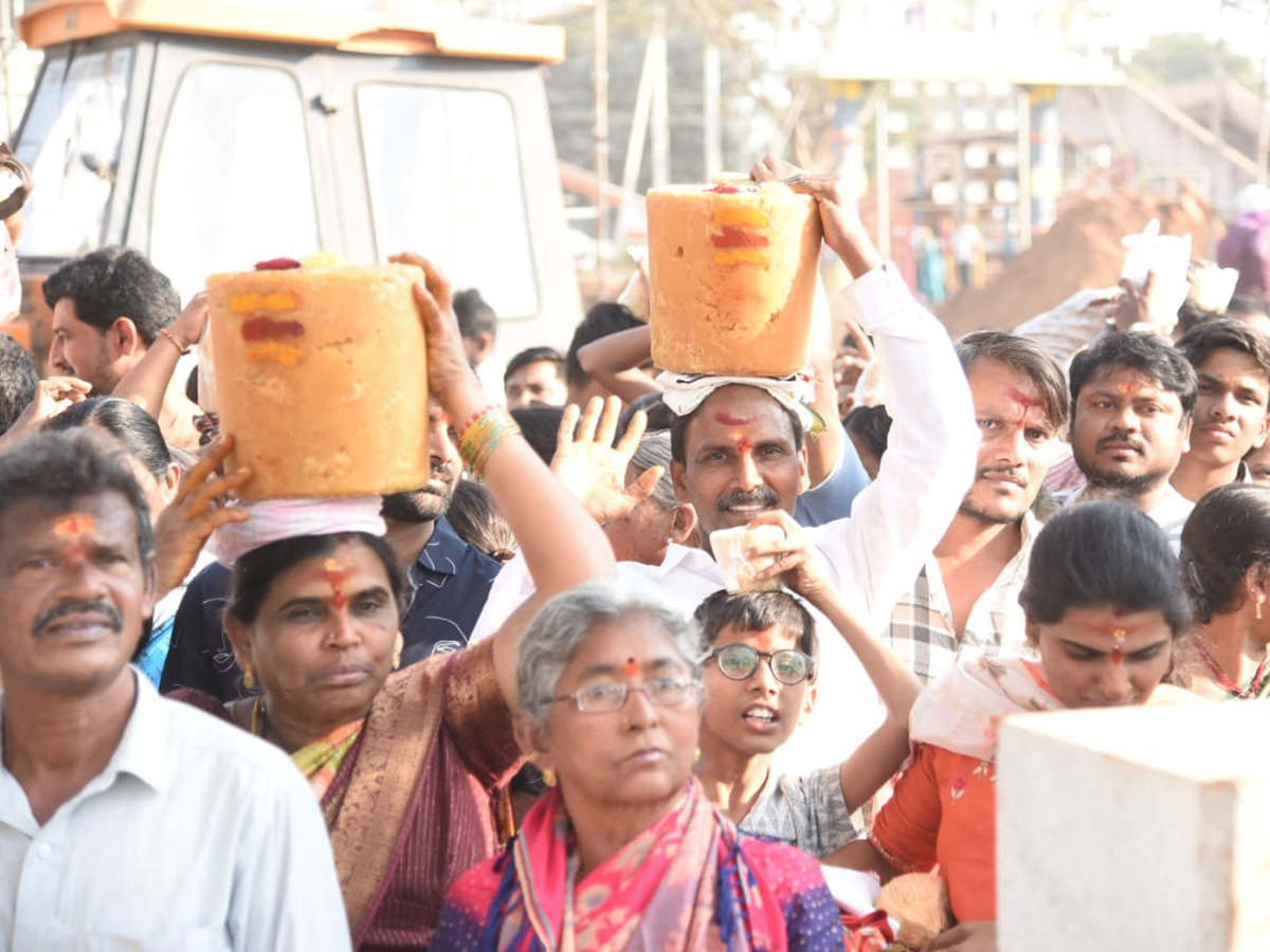 Huge Crowd At Medaram Sammakka Sarakka Temple10
