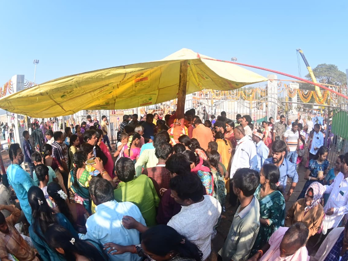 Huge Crowd At Medaram Sammakka Sarakka Temple11