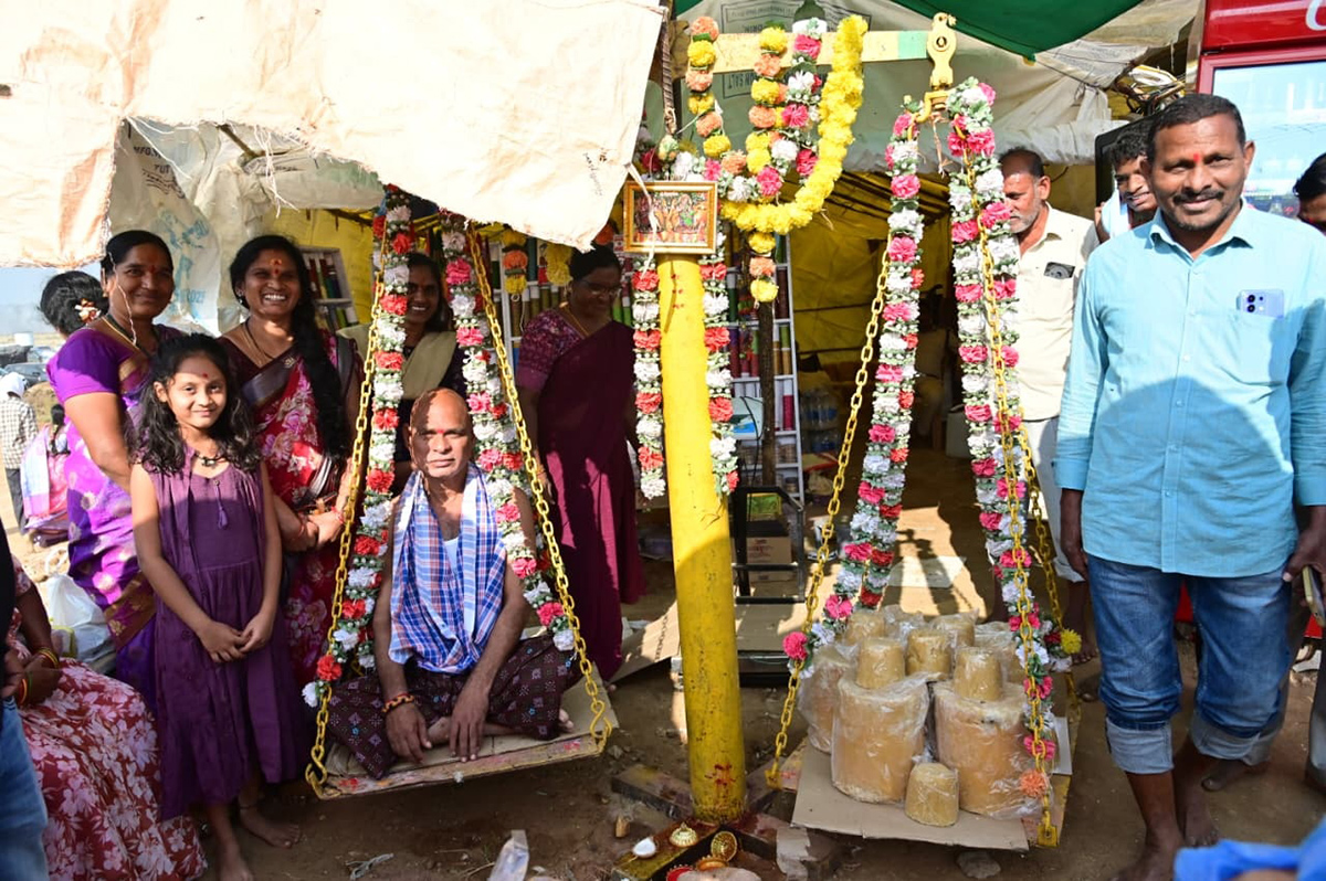 Huge Crowd At Medaram Sammakka Sarakka Temple12
