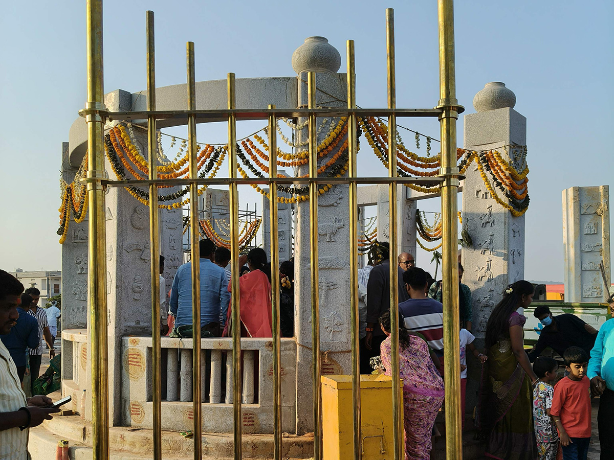 Huge Crowd At Medaram Sammakka Sarakka Temple13