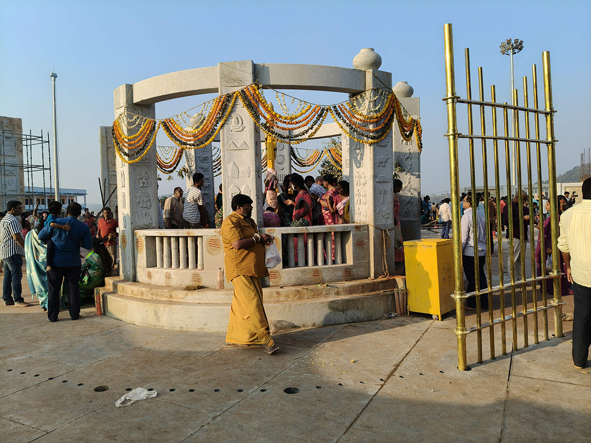 Huge Crowd At Medaram Sammakka Sarakka Temple14